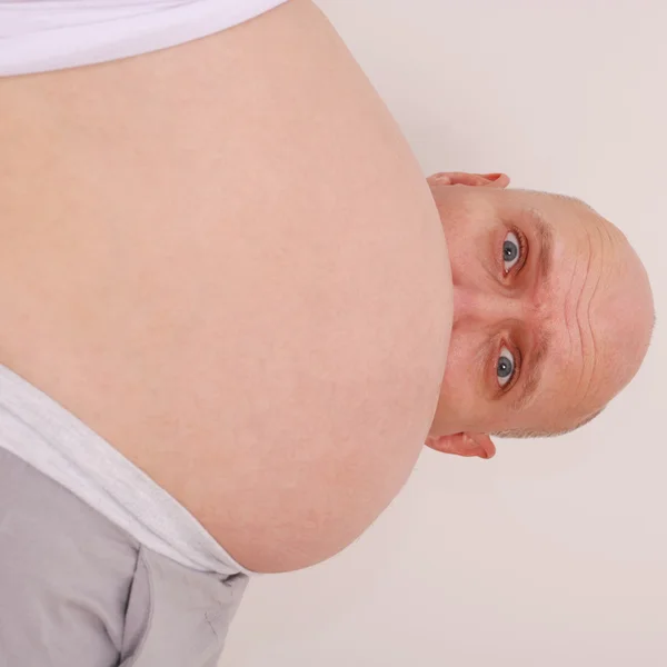 Удивленный ее муж смотрит из желудка его беременной W — стоковое фото