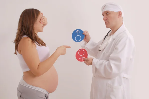 Femme enceinte essaie de deviner le sexe d'un enfant — Photo