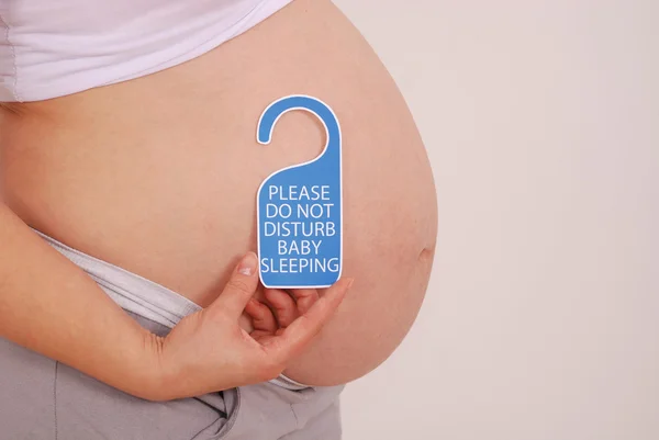 Nie przeszkadzaj znak spania dziecka w jego ręce kobiety w ciąży — Zdjęcie stockowe