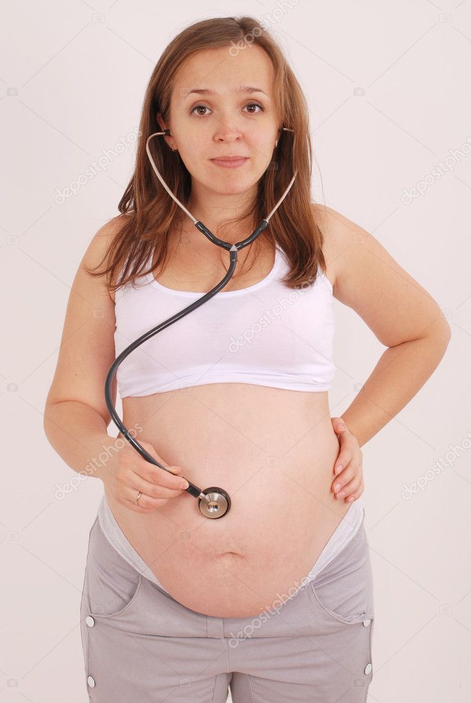 Pregnant woman listening to the abdomen stektoskop