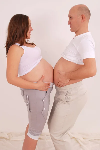 Zwangere buik met een man is gemeten — Stockfoto