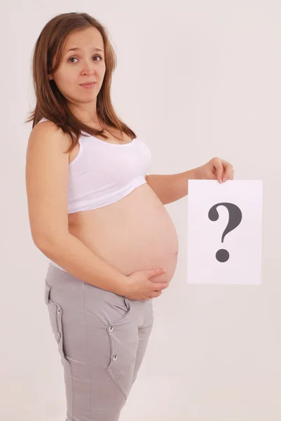 Těhotná žena se snaží odhadnout pohlaví dítěte — Stock fotografie