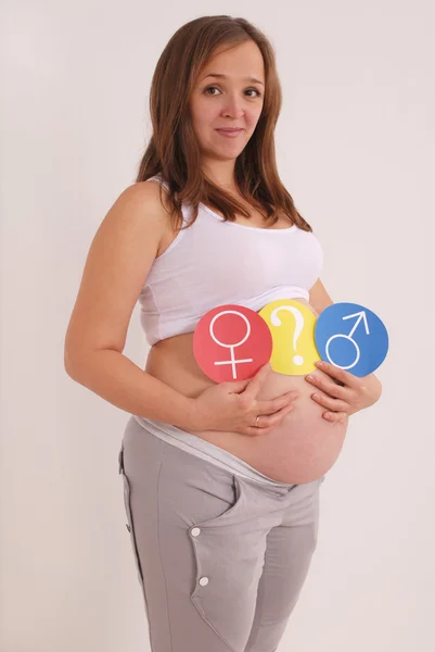 Zwangere vrouw probeert te raden het geslacht van een kind — Stockfoto