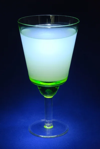 Zelené sklo s nápojem — Stock fotografie
