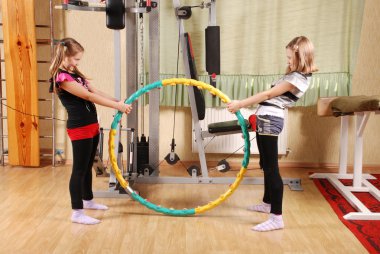 iki çocuk bir spor salonunda poz.