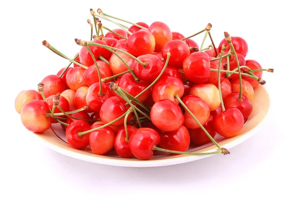Červené třešně na talíři — Stock fotografie