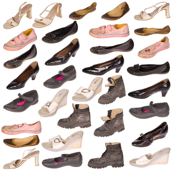 Mnohé staré boty na bílém pozadí — Stock fotografie