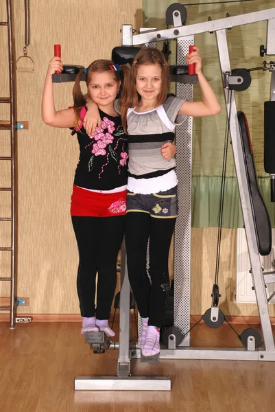 두 어린이 체육관에서 포즈. — 스톡 사진