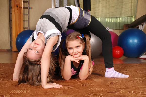 Två barn som poserar i ett gym. — Stockfoto