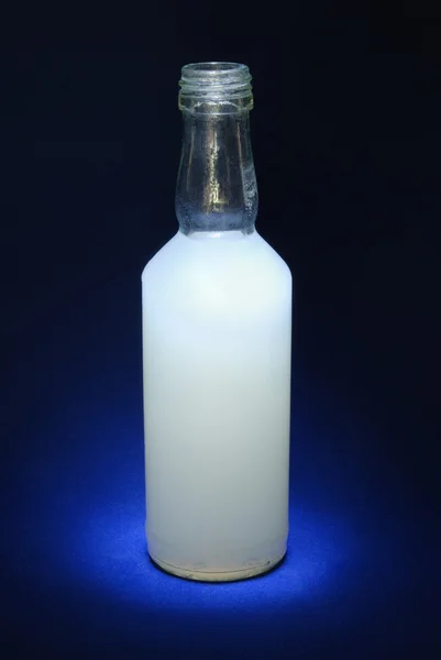 Garrafa com uma bebida branca — Fotografia de Stock