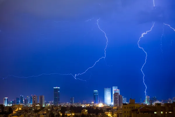 Blitz über einer Tel Aviv Stadt — Stockfoto
