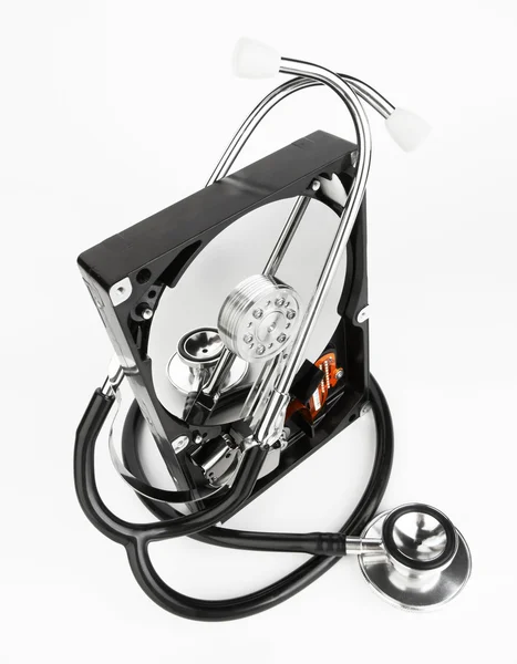 Dysk twardy komputera i stetoskop — Zdjęcie stockowe