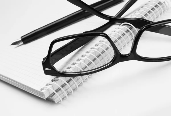 Brillen en pen, op Kladblok — Stockfoto