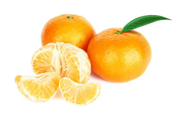 Mandarino fresco con foglie e segmenti — Foto Stock