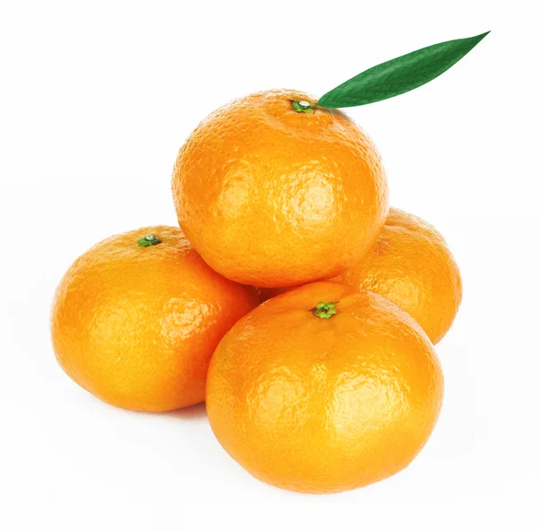 Färska tangerine med blad — Stockfoto