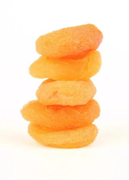 Torkade aprikoser på vit — Stockfoto
