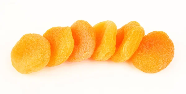 Сушеные абрикосы на белом — стоковое фото
