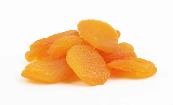Getrocknete Aprikosen auf weiß — Stockfoto