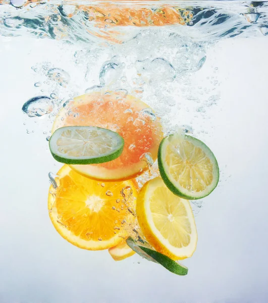 Čerstvý pomeranč, spadl do vody — Stock fotografie
