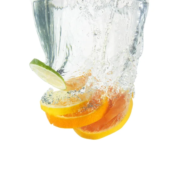Naranja fresca lanzada al agua — Foto de Stock