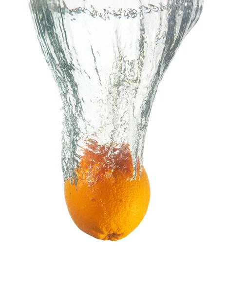 Färsk apelsin föll i vattnet — Stockfoto