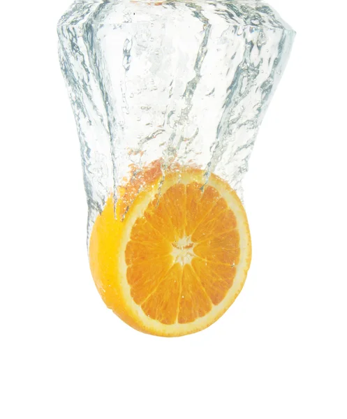 新鲜橘子掉入水中 — 图库照片
