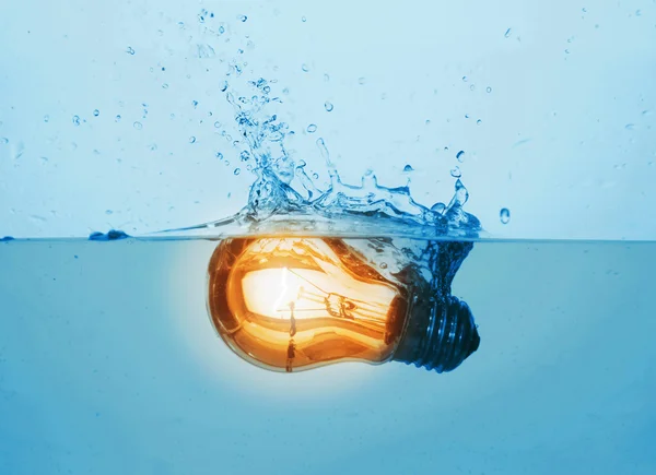 Bombilla luminosa en agua —  Fotos de Stock