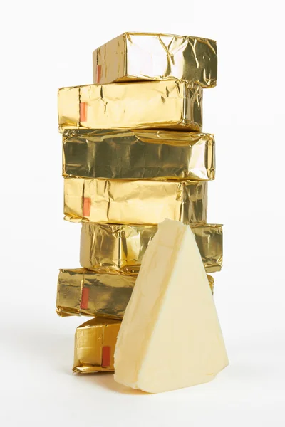 Kawałek sera w folii — Zdjęcie stockowe