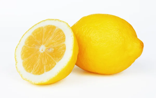 ホワイト上の 2 つのレモン — ストック写真