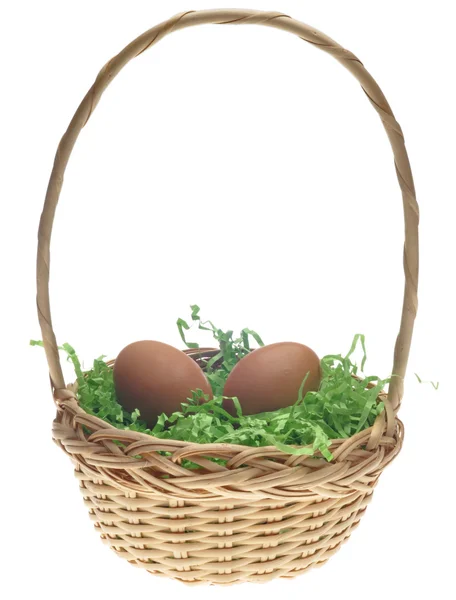 Velikonoční košík s dvěma hnědá vejce — Stock fotografie