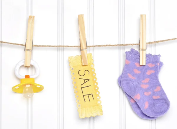 Baby verkoop goederen op een waslijn — Stockfoto