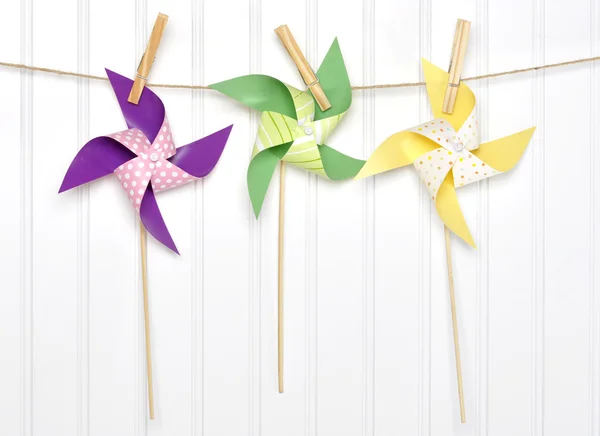 Živé letní strana pinwheels na prádelní šňůře — Stock fotografie