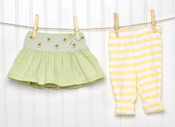 Baby Dětské oblečení na prádelní šňůru. Stock Obrázky