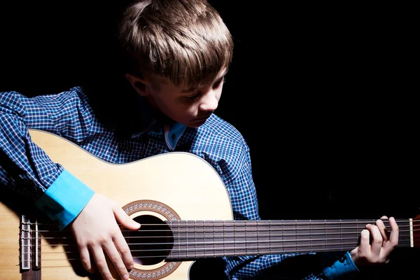 Jonge jongen bedrijf gitaar — Stockfoto