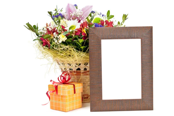 Ajándék doboz és fa képkeret fehér háttérb virág — Stock Fotó