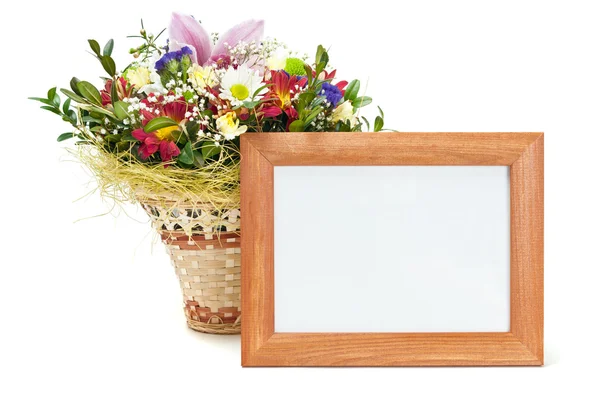 木制相框用白色背景上的鲜花 — 图库照片