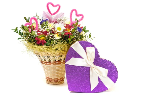 Magnifico bouquet e cuore scatola presente su uno sfondo bianco — Foto Stock