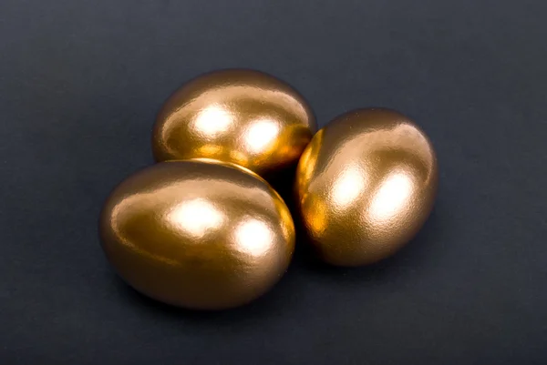 Goldene Eier. ein Symbol für Geldverdienen und erfolgreiche Investitionen — Stockfoto