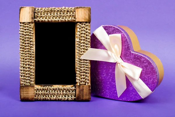 Houten foto frame en hart gift box met lint op blauwe backgr — Stockfoto