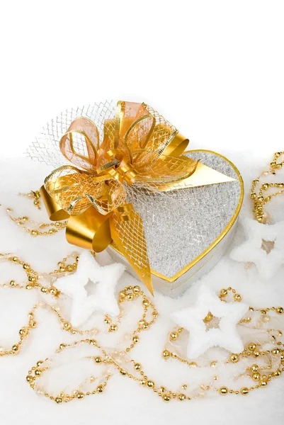 Boże Narodzenie serce srebrne pudełko z złote wstążki w śniegu na — Zdjęcie stockowe