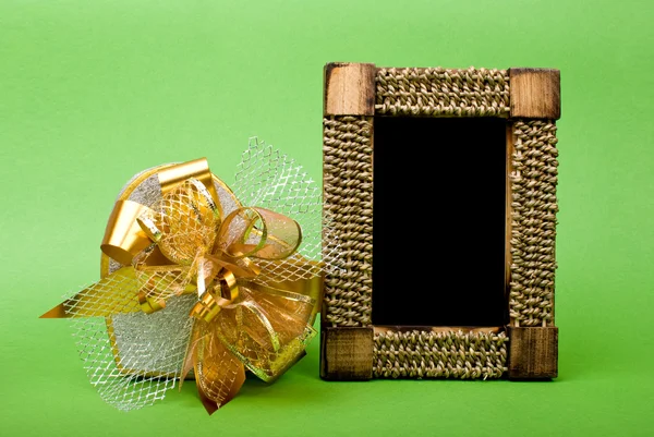 Ahşap fotoğraf çerçevesi ve kalp hediye kutusu ile şerit üzerinde yeşil backgro — Stok fotoğraf