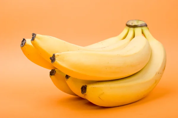 Maturo banana mazzo su arancio sfondo — Foto Stock