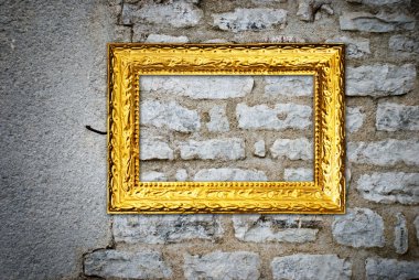 Eski bir duvardaki altın çerçeve