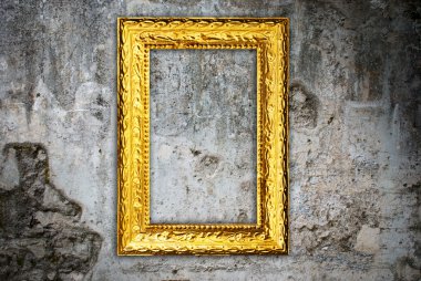 Eski bir duvardaki altın çerçeve
