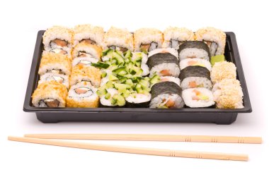 Beyaz bir arka plan üzerinde izole yemek çubukları ile Sushi