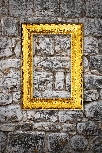 Χρυσό πλαίσιο σε παλιό φόντο τοίχου — Φωτογραφία Αρχείου