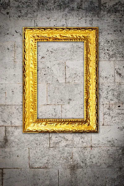 古い壁の背景に金のフレーム — ストック写真