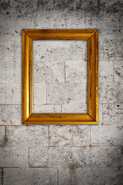 오래 된 벽 배경의 금 테 — 스톡 사진