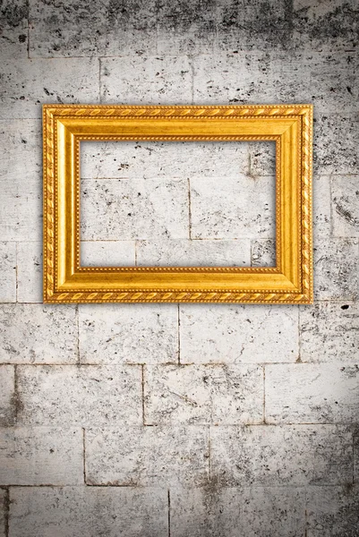Marco de oro sobre un viejo fondo de pared —  Fotos de Stock