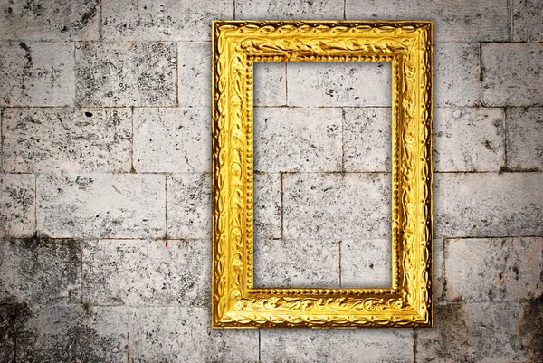 Eski bir duvardaki altın çerçeve